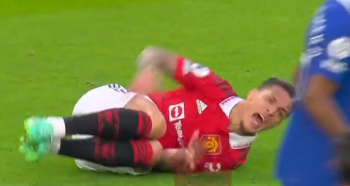 Fatalna kontuzja gwiazdy Manchesteru United. Piłkarz Czerwonych Diabłów nie mógł sam zejść z boiska (VIDEO)